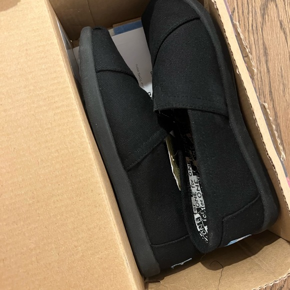 Toms classic black canvas shoe size 1 youth BNWT - Picture 6 of 8